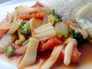 kızarmış sebze kırmızı soslu sebzeli yemekler, sağlıklı yemek. Tayland Gıda