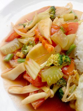 kızarmış sebze kırmızı soslu sebzeli yemekler, sağlıklı yemek. Tayland Gıda