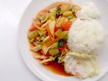 kızarmış sebze kırmızı soslu sebzeli yemekler, sağlıklı yemek. Tayland Gıda