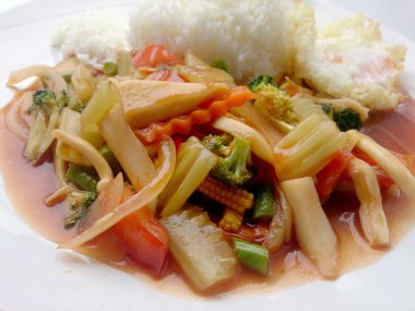 kızarmış sebze kırmızı soslu sebzeli yemekler, sağlıklı yemek. Tayland Gıda