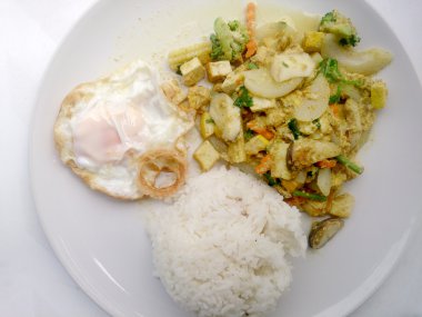 Vejetaryen gıda tofu ve beyaz tabak, sağlıklı gıda Tay yasemin pirinç ile kızarmış karışık turşu. Tayland Gıda.