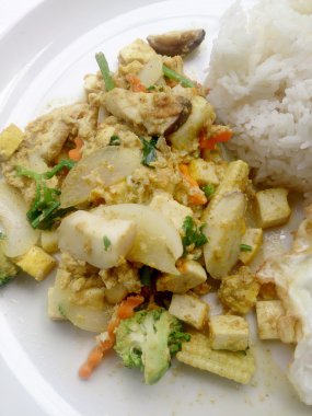 Vejetaryen gıda tofu ve beyaz tabak, sağlıklı gıda Tay yasemin pirinç ile kızarmış karışık turşu. Tayland Gıda.