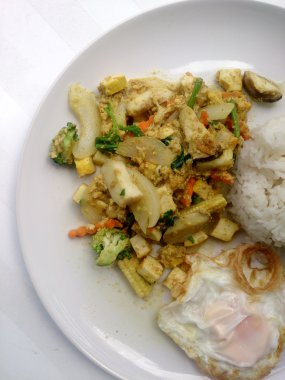 Vejetaryen gıda tofu ve beyaz tabak, sağlıklı gıda Tay yasemin pirinç ile kızarmış karışık turşu. Tayland Gıda.