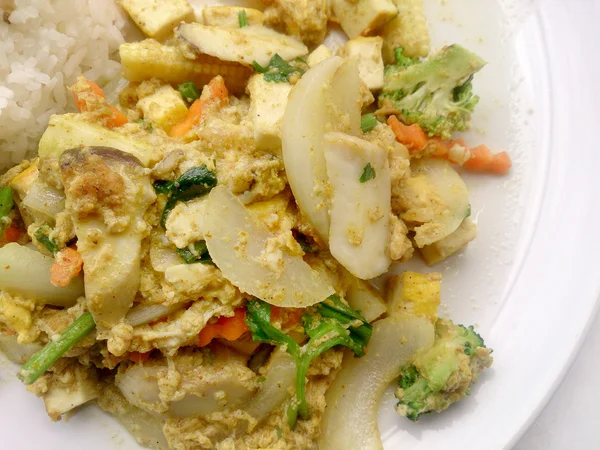 素食与豆腐和泰国茉莉花饭在白色菜 健康食品 泰国菜 — 图库照片