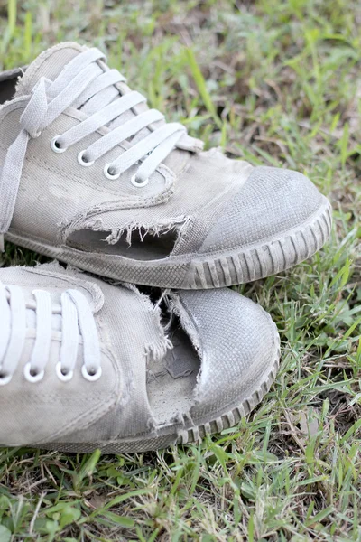 Sucios Zapatos Viejos Fondo Hierba — Foto de Stock