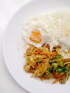 Karıştırın kızarmış Tofu Çin tarzı, derin kızarmış Tofu ile et suyu sosu, tofu karışık sebze ve beyaz arka plan üzerinde beyaz tabak içinde kızarmış yumurta ile karıştırın kızarmış. Vejetaryen yiyecekler, sağlıklı gıda.