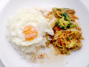 Karıştırın kızarmış Tofu Çin tarzı, derin kızarmış Tofu ile et suyu sosu, tofu karışık sebze ve beyaz arka plan üzerinde beyaz tabak içinde kızarmış yumurta ile karıştırın kızarmış. Vejetaryen yiyecekler, sağlıklı gıda.