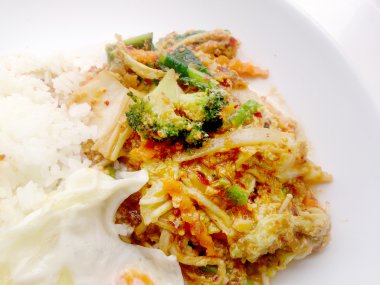 Biber tavada kızartılmış Mix sebze kızarmış yumurta ve Tay Yasemin pirinç beyaz arka plan beyaz yemek üzerine yapıştırın. Vejetaryen Gıda