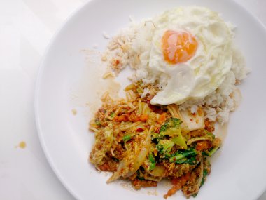 Biber tavada kızartılmış Mix sebze kızarmış yumurta ve Tay Yasemin pirinç beyaz arka plan beyaz yemek üzerine yapıştırın. Vejetaryen Gıda