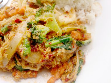 Biber tavada kızartılmış Mix sebze kızarmış yumurta ve Tay Yasemin pirinç beyaz arka plan beyaz yemek üzerine yapıştırın. Vejetaryen Gıda