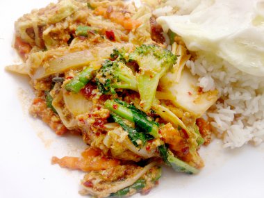 Biber tavada kızartılmış Mix sebze kızarmış yumurta ve Tay Yasemin pirinç beyaz arka plan beyaz yemek üzerine yapıştırın. Vejetaryen Gıda