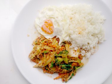 Biber tavada kızartılmış Mix sebze kızarmış yumurta ve Tay Yasemin pirinç beyaz arka plan beyaz yemek üzerine yapıştırın. Vejetaryen Gıda