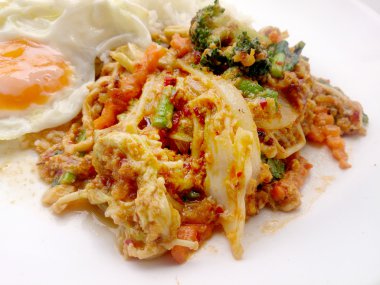 Biber tavada kızartılmış Mix sebze kızarmış yumurta ve Tay Yasemin pirinç beyaz arka plan beyaz yemek üzerine yapıştırın. Vejetaryen Gıda