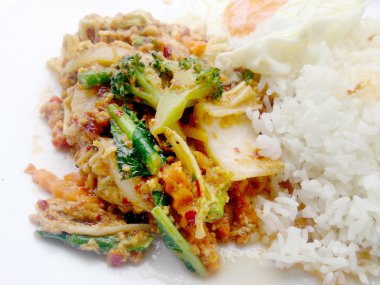 Biber tavada kızartılmış Mix sebze kızarmış yumurta ve Tay Yasemin pirinç beyaz arka plan beyaz yemek üzerine yapıştırın. Vejetaryen Gıda