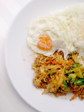 Biber tavada kızartılmış Mix sebze kızarmış yumurta ve Tay Yasemin pirinç beyaz arka plan beyaz yemek üzerine yapıştırın. Vejetaryen Gıda