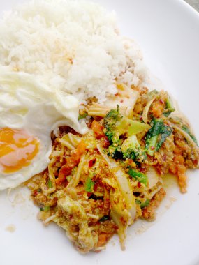 Biber tavada kızartılmış Mix sebze kızarmış yumurta ve Tay Yasemin pirinç beyaz arka plan beyaz yemek üzerine yapıştırın. Vejetaryen Gıda