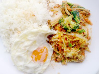 Biber tavada kızartılmış Mix sebze kızarmış yumurta ve Tay Yasemin pirinç beyaz arka plan beyaz yemek üzerine yapıştırın. Vejetaryen Gıda