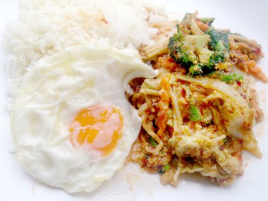 Biber tavada kızartılmış Mix sebze kızarmış yumurta ve Tay Yasemin pirinç beyaz arka plan beyaz yemek üzerine yapıştırın. Vejetaryen Gıda