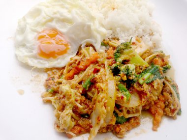 Biber tavada kızartılmış Mix sebze kızarmış yumurta ve Tay Yasemin pirinç beyaz arka plan beyaz yemek üzerine yapıştırın. Vejetaryen Gıda