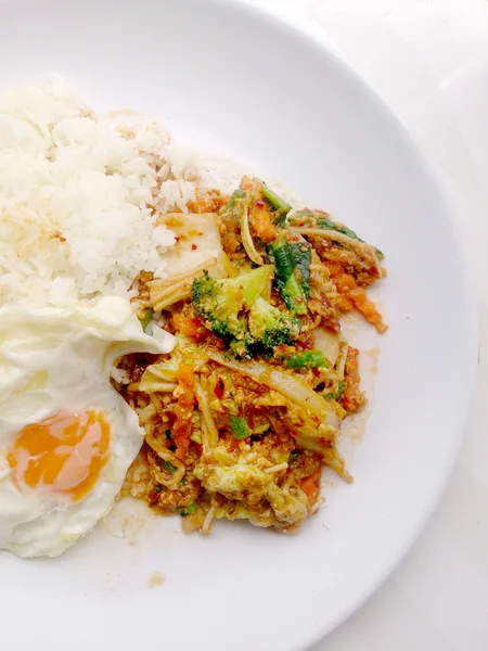 Stir-fried Mix Vegetables with chili paste with fried egg and thai jasmine rice on white dish with white background. vegetarian food — Stock Photo, Image