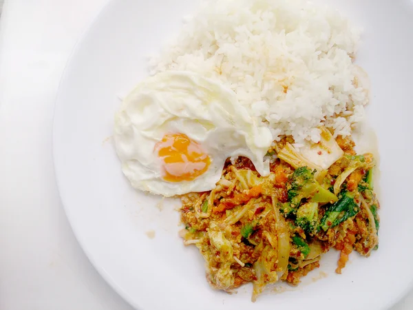 Sayuran Mix goreng dengan pasta cabai dengan telur goreng dan nasi melati thai di piring putih dengan latar belakang putih. Makanan vegetarian — Stok Foto