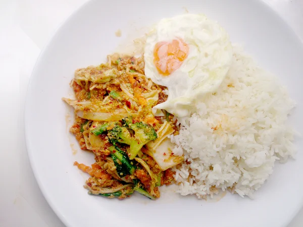 Sayuran Mix goreng dengan pasta cabai dengan telur goreng dan nasi melati thai di piring putih dengan latar belakang putih. Makanan vegetarian — Stok Foto