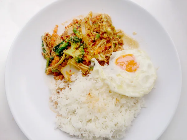 Frittiertes Gemüse mit Chilipaste mit Spiegelei und Thai-Jasminreis auf weißem Teller mit weißem Hintergrund umrühren. Vegetarisches Essen — Stockfoto