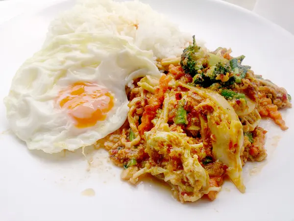 Frittiertes Gemüse mit Chilipaste mit Spiegelei und Thai-Jasminreis auf weißem Teller mit weißem Hintergrund umrühren. Vegetarisches Essen — Stockfoto