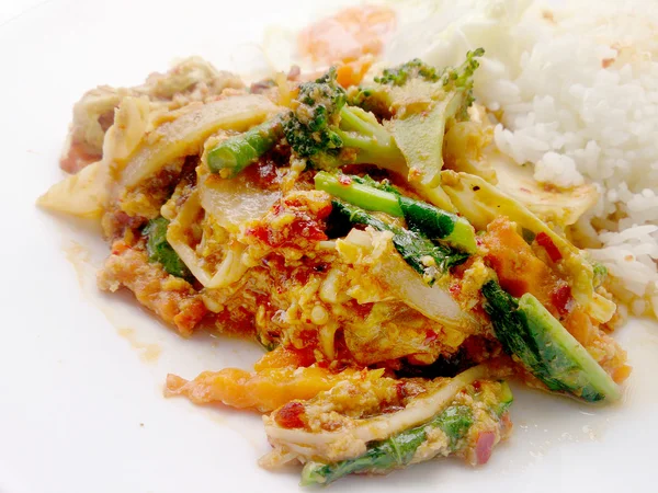 Змішайте овочі зі смаженим яйцем чилі та тайським рисом жасмину на білій страві з білим тлом. вегетаріанська їжа — стокове фото