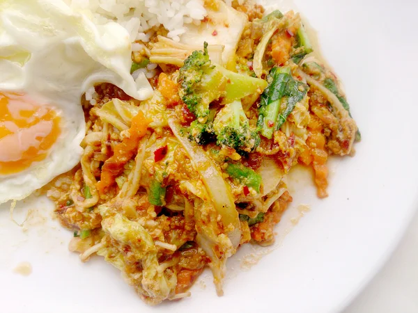 Wokad Mix grönsaker med chili pasta med stekt ägg och thailändska jasminris på vita skålen med vit bakgrund. vegetarianmat — Stockfoto