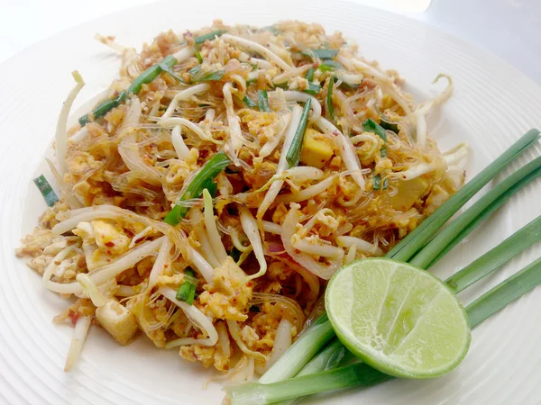 Comida tailandesa Pad thai, Pad Thai, macarrão de arroz frito com tofu. O prato principal nacional da Tailândia. a comida popular na Tailândia. Macarrão frito tailandês. Comida vegetariana, comida saudável — Fotografia de Stock