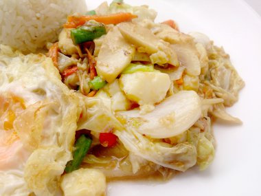 Kızarmış sebze ve Tofu üzerinde beyaz tabak, sağlıklı gıda Vejetaryen yiyecekler