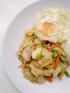 Kızarmış sebze ve Tofu üzerinde beyaz tabak, sağlıklı gıda Vejetaryen yiyecekler