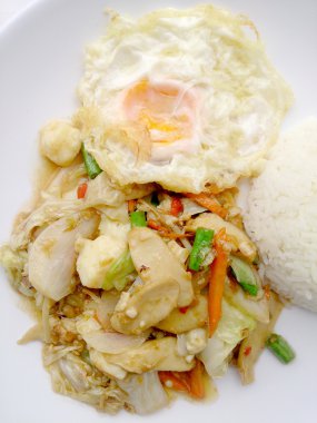 Kızarmış sebze ve Tofu üzerinde beyaz tabak, sağlıklı gıda Vejetaryen yiyecekler