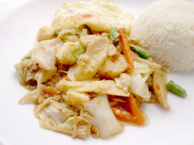 Kızarmış sebze ve Tofu üzerinde beyaz tabak, sağlıklı gıda Vejetaryen yiyecekler