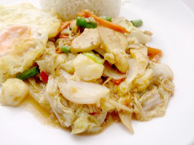 Kızarmış sebze ve Tofu üzerinde beyaz tabak, sağlıklı gıda Vejetaryen yiyecekler