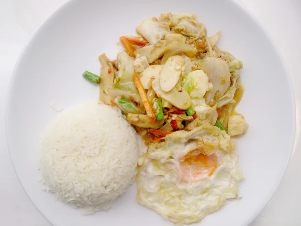 Vegetarische Kost Mit Frittiertem Gemüse Und Tofu Auf Weißem Teller — Stockfoto