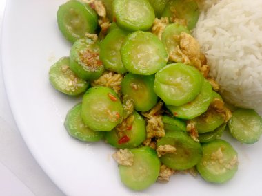 Beyaz arka plan ile beyaz çanak üzerinde kızarmış kabak pilav ile yumurta ile karıştırın. Vejetaryen gıda ve sağlıklı gıda.