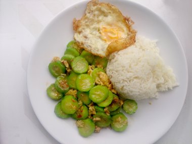 Beyaz arka plan ile beyaz çanak üzerinde kızarmış kabak pilav ile yumurta ile karıştırın. Vejetaryen gıda ve sağlıklı gıda.