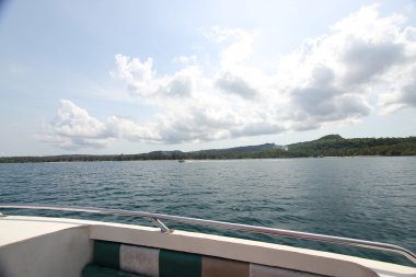 Yelkenli tekne kavramı ile dağ ve bulutlar. Gün zaman atış