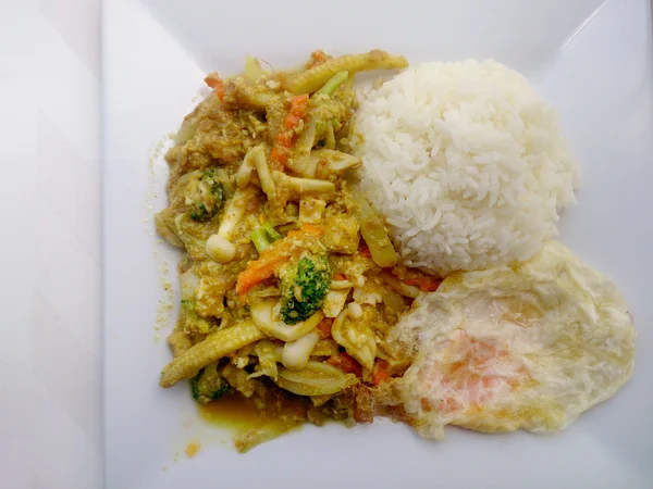 Makanan vegetarian dengan sayuran goreng dengan tahu & thai melati nasi pada hidangan putih, makanan sehat. Makanan Thailand . — Stok Foto