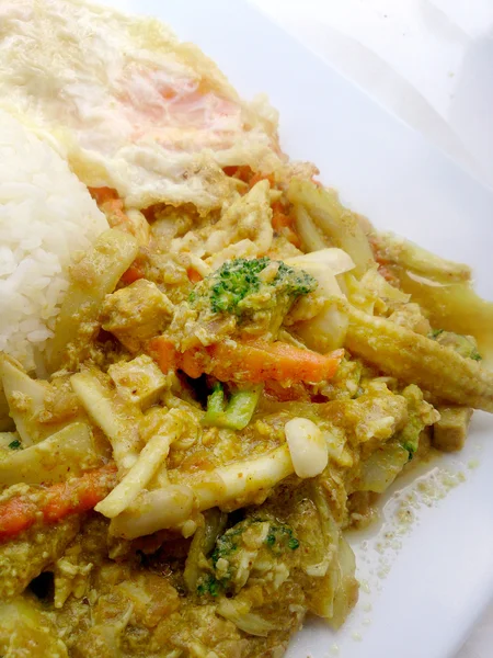 Bezmasá jídla s restovaná zelenina s tofu & Thajská jasmínová rýže na bílé misce, zdravé jídlo. Thajské potraviny. — Stock fotografie