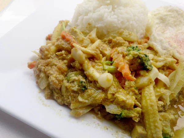Makanan vegetarian dengan sayuran goreng dengan tahu & thai melati nasi pada hidangan putih, makanan sehat. Makanan Thailand . — Stok Foto