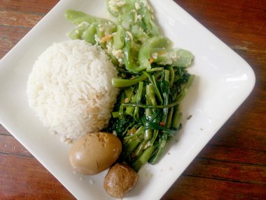 Yumurta ve domuz kahverengi kurbağa, Stir Fried bataklık lahana sos ve kızarmış kabak pilav ile yumurta ile karıştırın. Tayland gıda