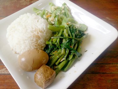 Yumurta ve domuz kahverengi kurbağa, Stir Fried bataklık lahana sos ve kızarmış kabak pilav ile yumurta ile karıştırın. Tayland gıda