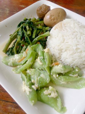 Yumurta ve domuz kahverengi kurbağa, Stir Fried bataklık lahana sos ve kızarmış kabak pilav ile yumurta ile karıştırın. Tayland gıda