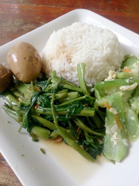 Yumurta ve domuz kahverengi kurbağa, Stir Fried bataklık lahana sos ve kızarmış kabak pilav ile yumurta ile karıştırın. Tayland gıda