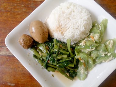 Yumurta ve domuz kahverengi kurbağa, Stir Fried bataklık lahana sos ve kızarmış kabak pilav ile yumurta ile karıştırın. Tayland gıda