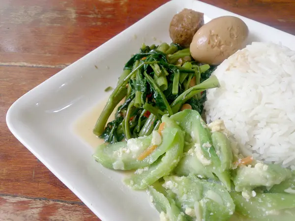 Telur dan babi dengan saus coklat katak, Stir goreng Rawa kubis dan aduk goreng zucchini dengan telur dengan nasi. Thai Food — Stok Foto