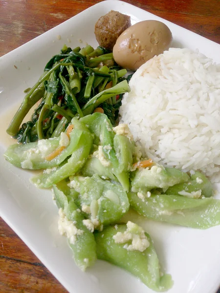 Yumurta ve domuz kahverengi kurbağa, Stir Fried bataklık lahana sos ve kızarmış kabak pilav ile yumurta ile karıştırın. Tayland gıda